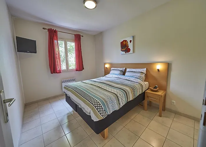 Villa In With Private Garden Lanzac