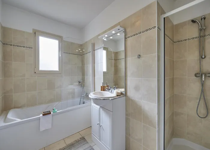 In With Private Garden Βίλα